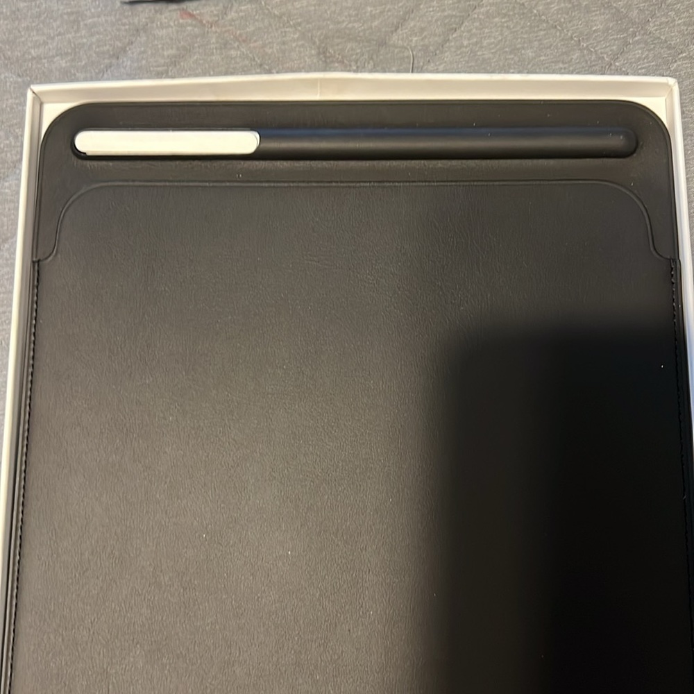 iPad Pro (10.5-inch) Leather Sleeve - Picture 5 of 10